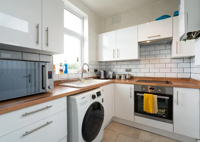 Spacious 4Br, Parking, Near Centre, Accommodates 8