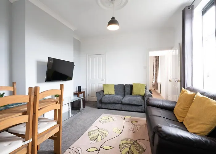 Spacious 4Br, Parking, Near Centre, Accommodates 8