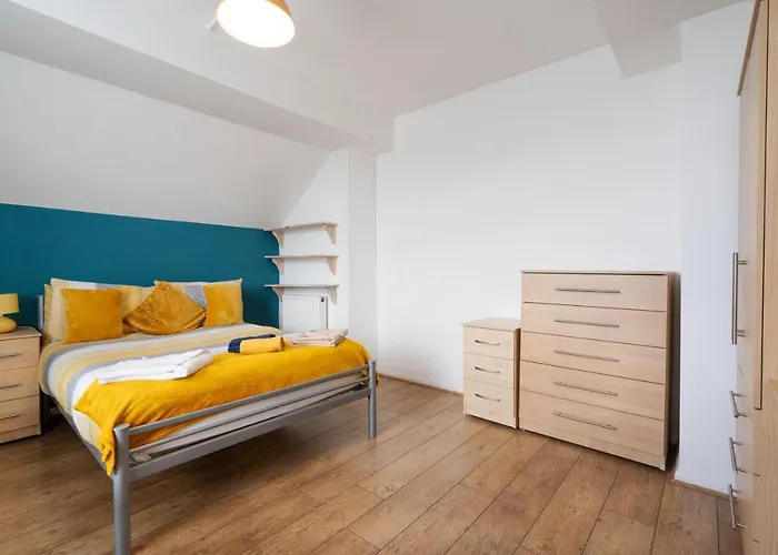 Spacious 4Br, Parking, Near Centre, Accommodates 8