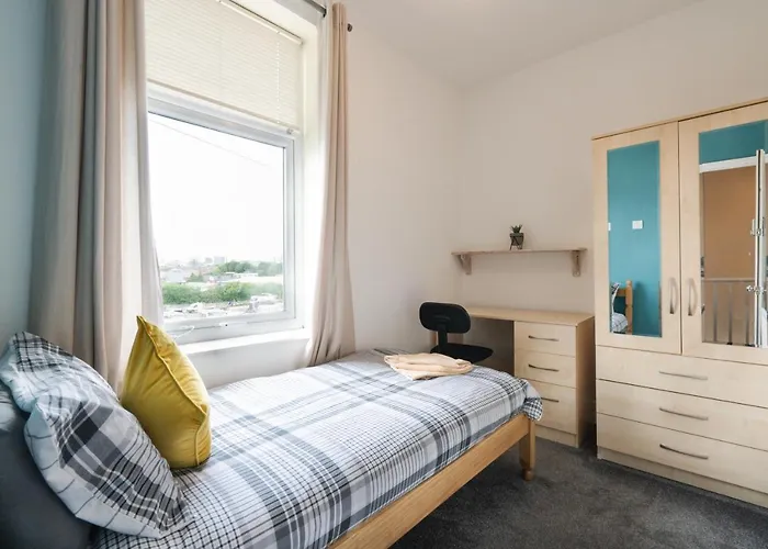 Spacious 4Br, Parking, Near Centre, Accommodates 8