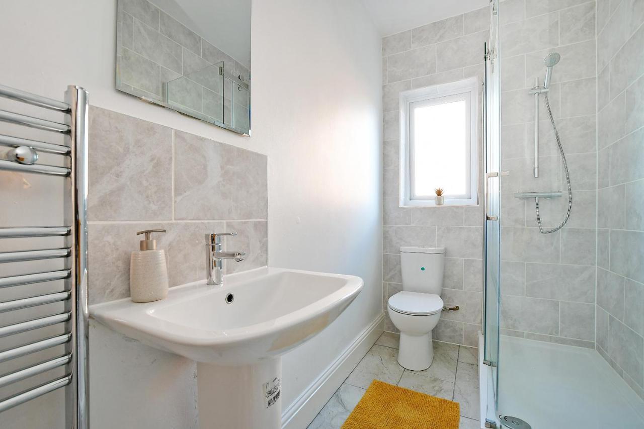 Spacious 4br, Parking, Near Centre, Accommodates 8 * Sheffield
