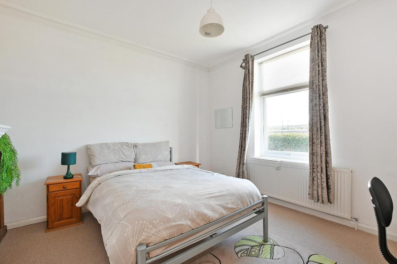 Spacious 4br, Parking, Near Centre, Accommodates 8 Holiday home Sheffield