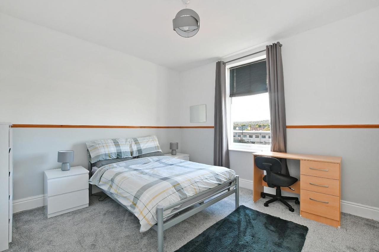 Spacious 4br, Parking, Near Centre, Accommodates 8 Holiday home Sheffield