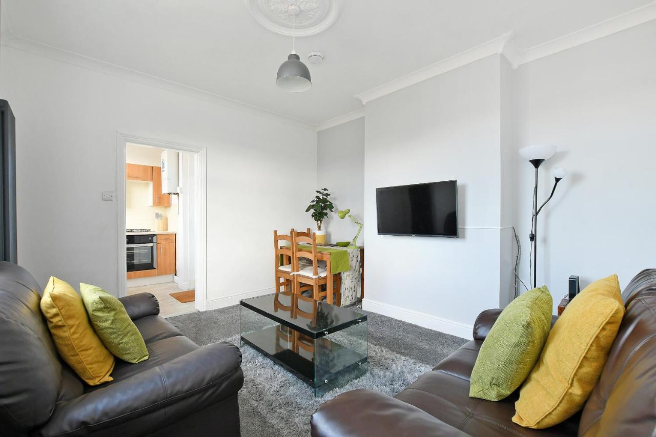 Holiday home Spacious 4br, Parking, Near Centre, Accommodates 8