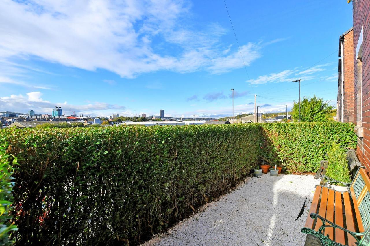 Holiday home Spacious 4br, Parking, Near Centre, Accommodates 8 *
