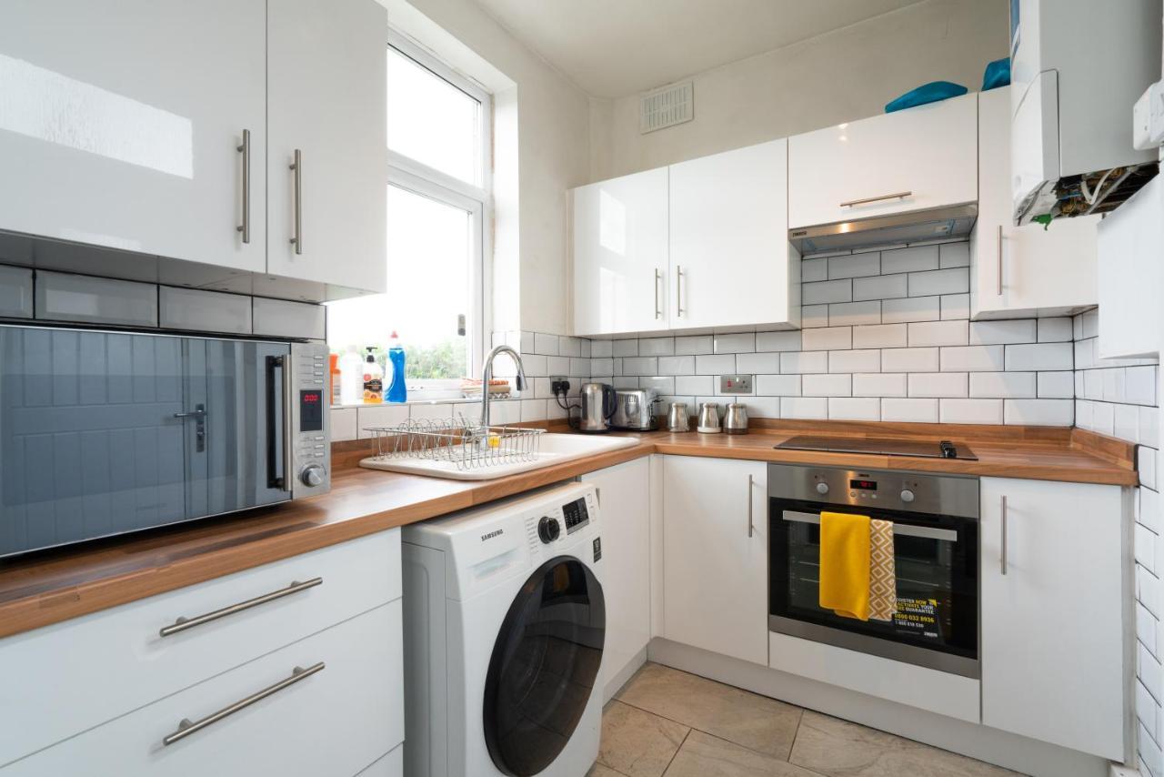 Holiday home Spacious 4br, Parking, Near Centre, Accommodates 8