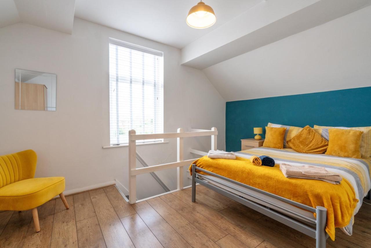 Spacious 4br, Parking, Near Centre, Accommodates 8 Holiday home