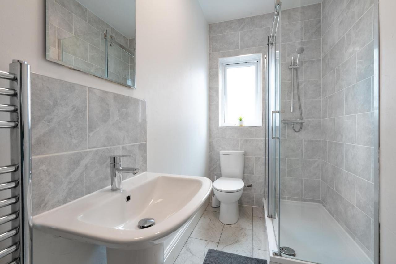 Spacious 4br, Parking, Near Centre, Accommodates 8 *