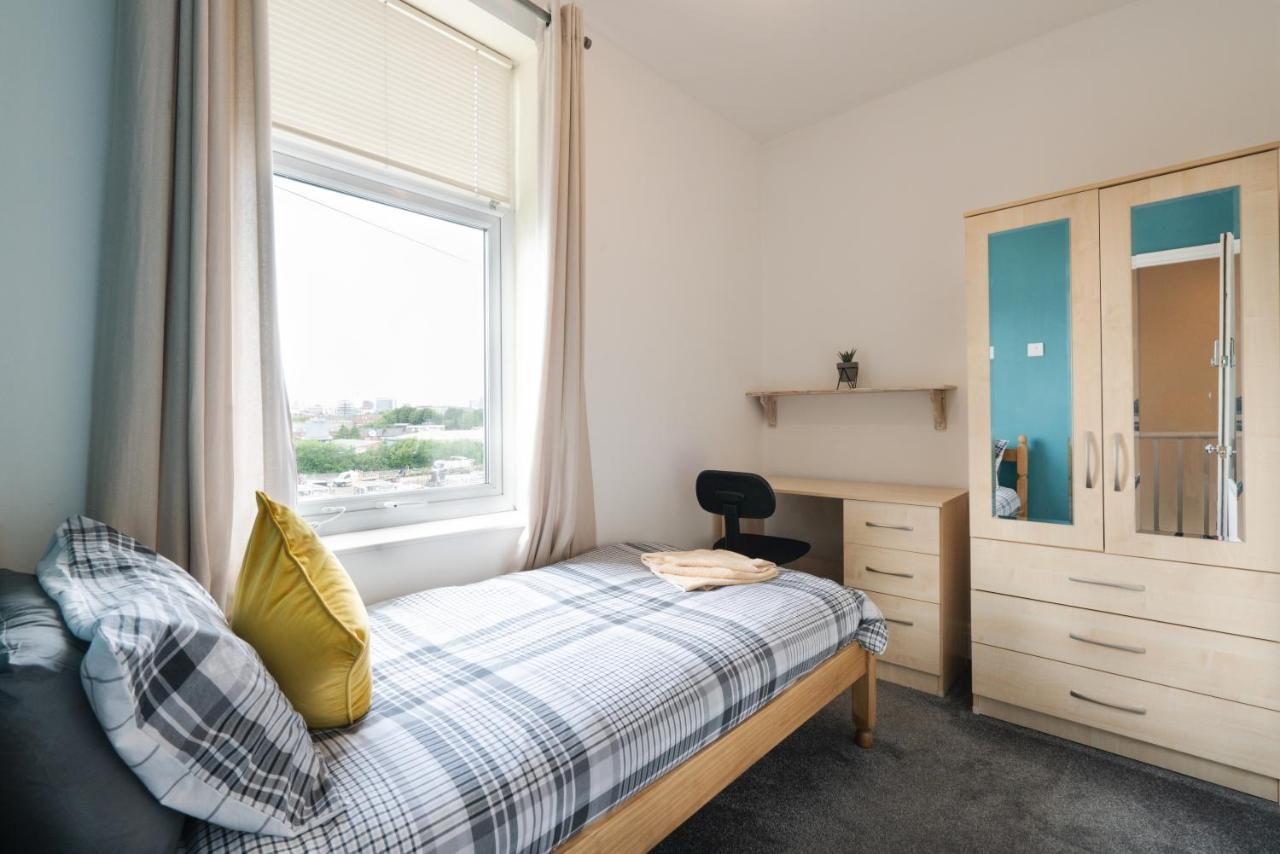 Spacious 4br, Parking, Near Centre, Accommodates 8 *