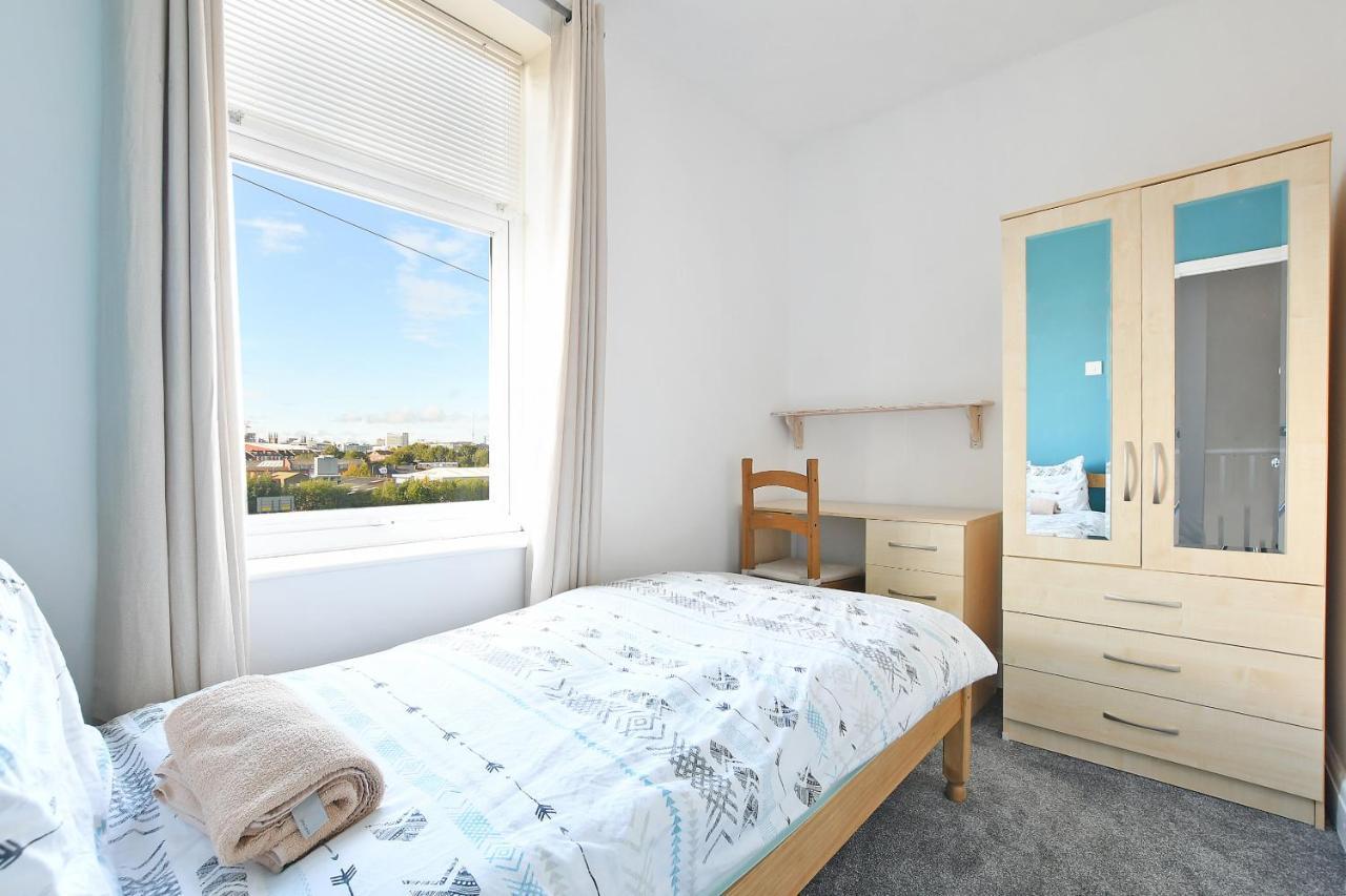 Spacious 4br, Parking, Near Centre, Accommodates 8